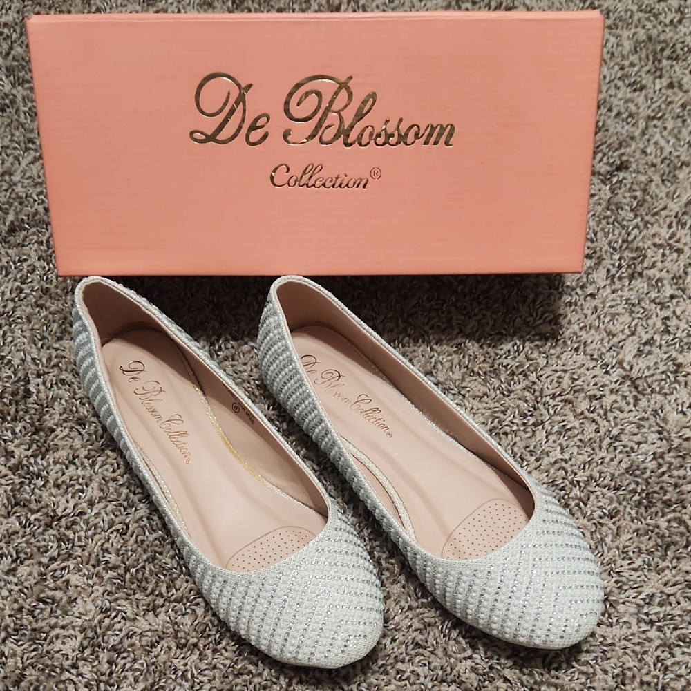 De Blossom Collection Women's Silver Flats